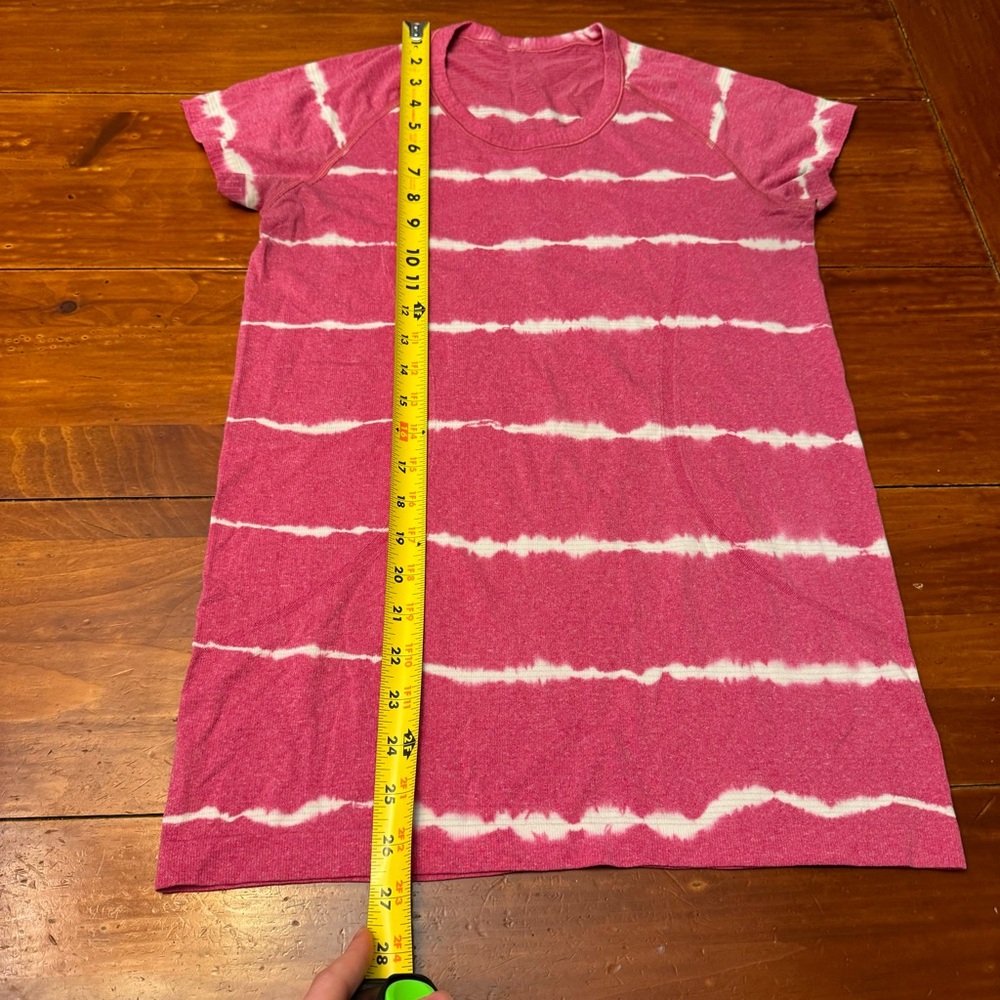 Lululemon Size 8 Swiftly Tech Short Sleeve Pink and White Tie Dye Stripe Tee - Picture 4 of 8